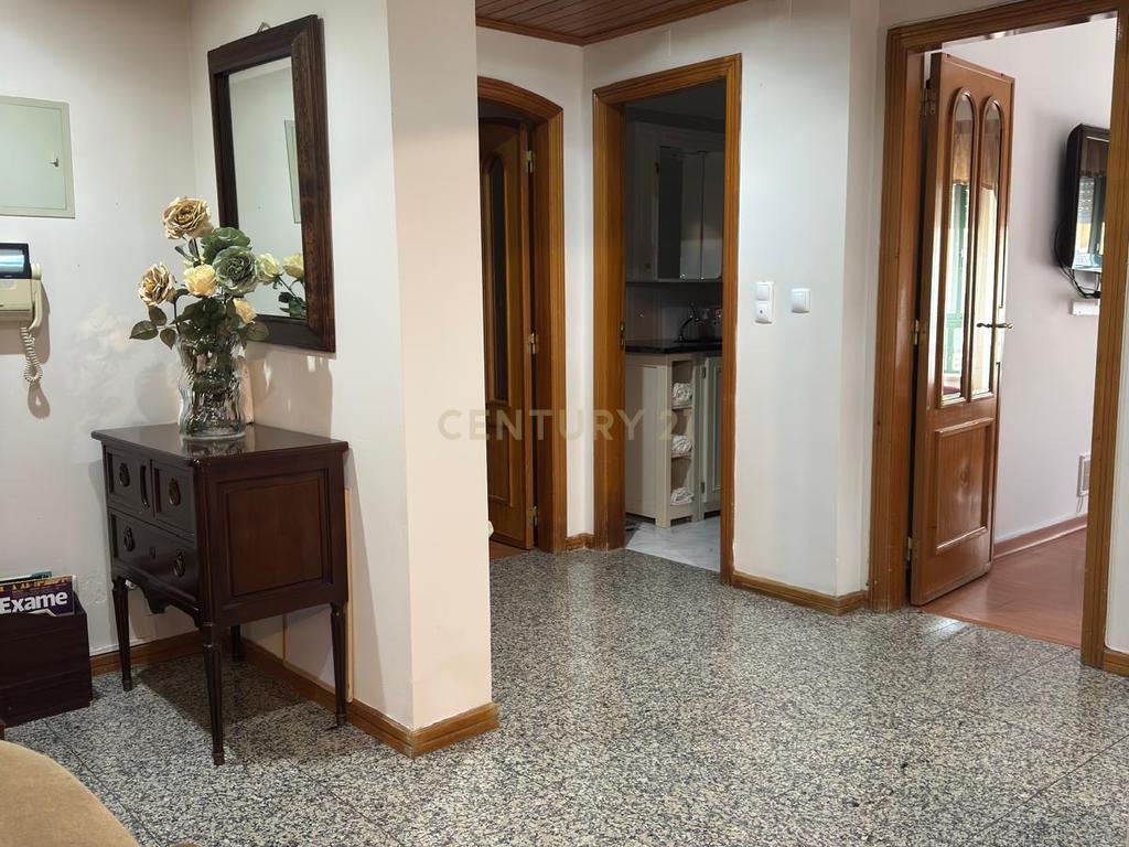 T4 com uma área de 150 m2 localizado em Massamá - Image 5